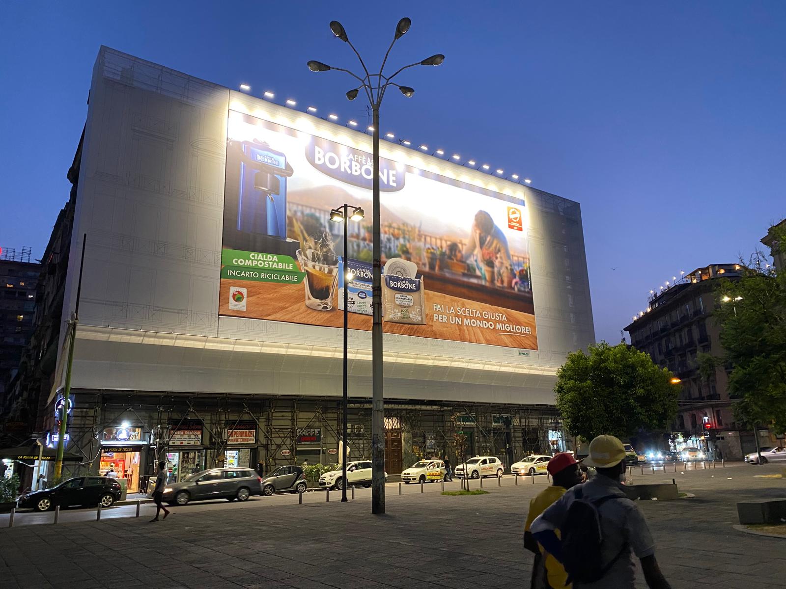 Installazione telo pubblicitario Caffè Borbone