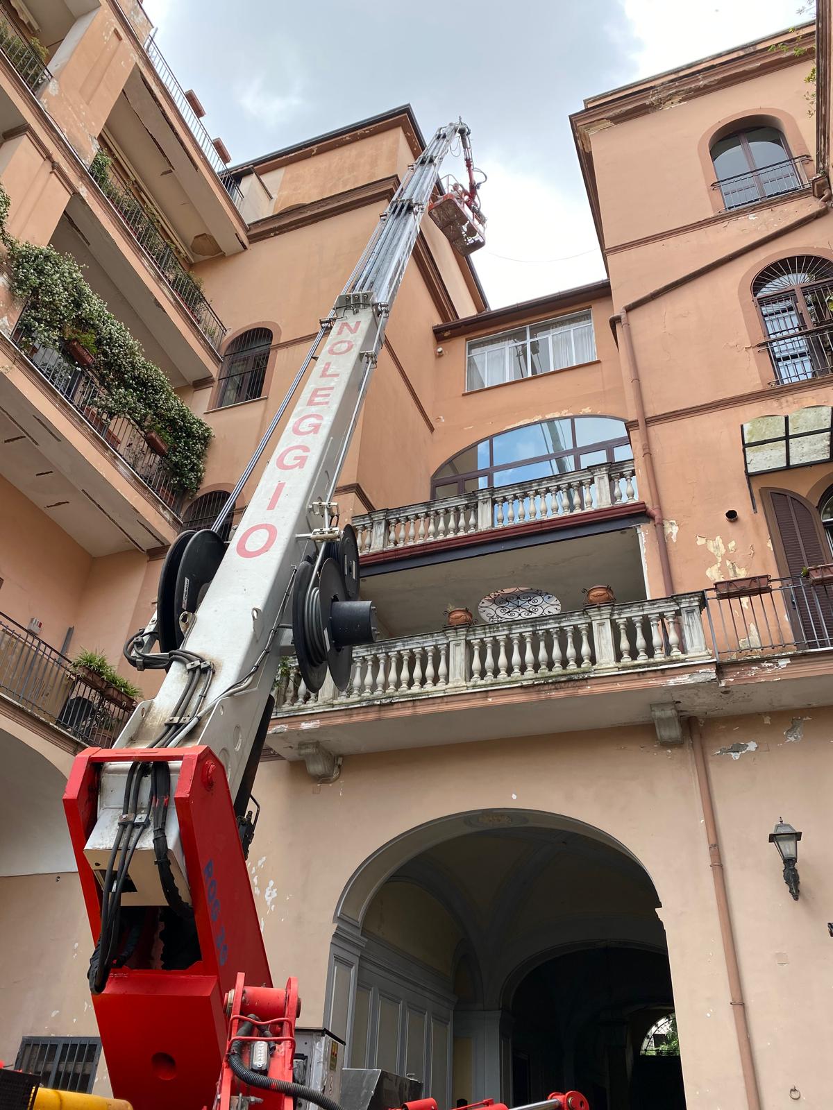 Intervento su palazzo storico con cestello