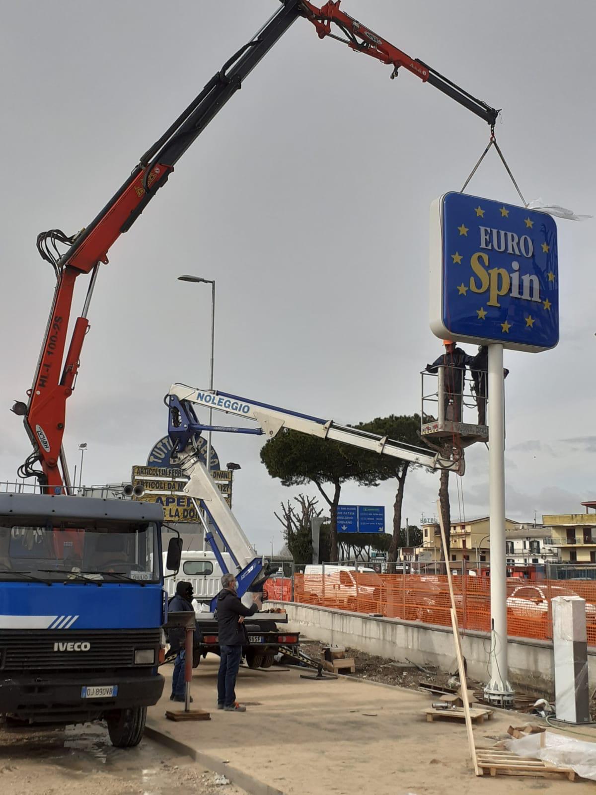Montaggio insegna Eurospin su palo